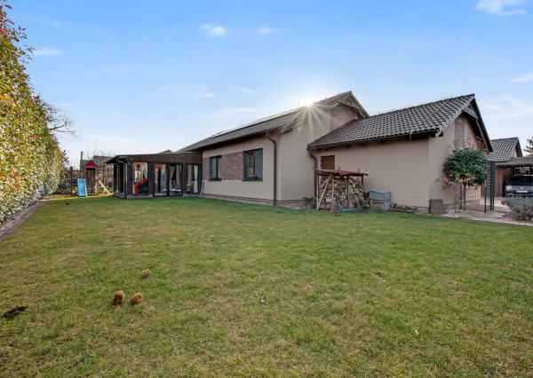 Predávame rodinný dom s garážou a pekným pozemkom v uzavretom kondomíniu, Miloslavov - Alžbetin dvor