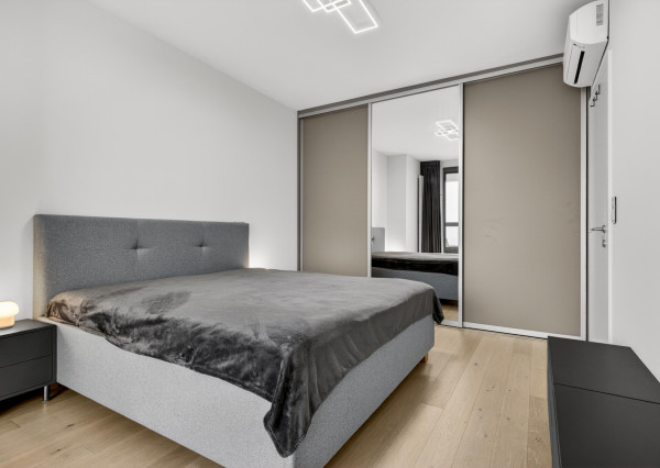 Prenajímame  2i byt s výhľadom na Dunaj a parkovacím státím, EUROVEA TOWER