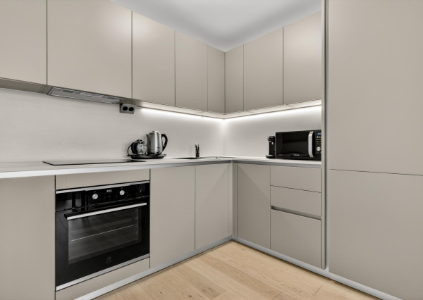 Prenajímame  2i byt s výhľadom na Dunaj a parkovacím státím, EUROVEA TOWER