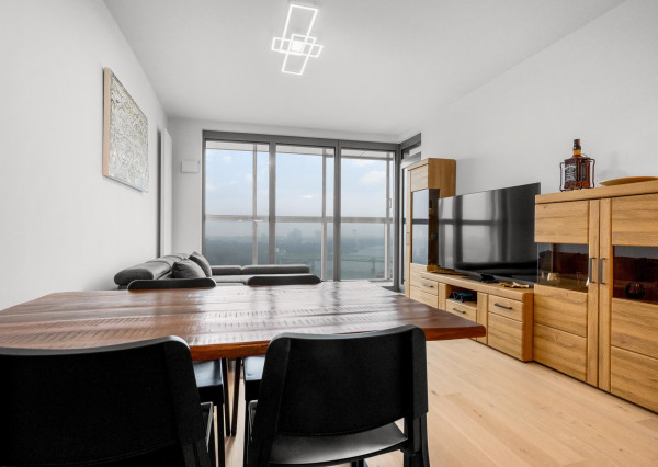 Prenajímame  2i byt s výhľadom na Dunaj a parkovacím státím, EUROVEA TOWER