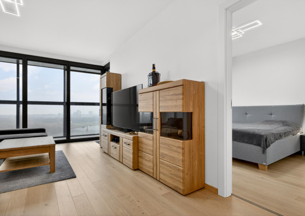 Prenajímame  2i byt s výhľadom na Dunaj a parkovacím státím, EUROVEA TOWER