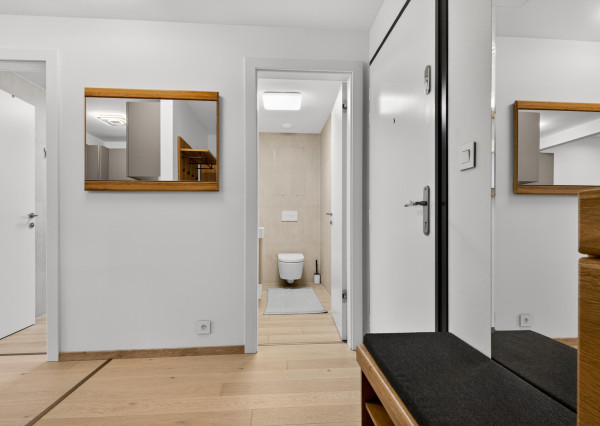 Prenajímame  2i byt s výhľadom na Dunaj a parkovacím státím, EUROVEA TOWER