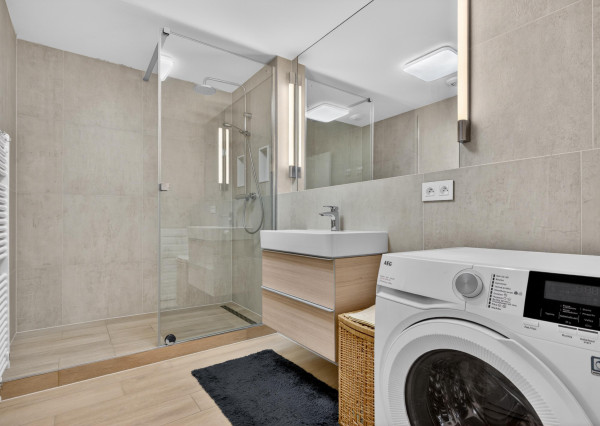 Prenajímame  2i byt s výhľadom na Dunaj a parkovacím státím, EUROVEA TOWER