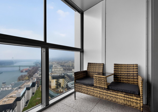 Prenajímame  2i byt s výhľadom na Dunaj a parkovacím státím, EUROVEA TOWER