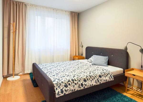 Prenajímame priestranný byt na Seberíniho ulici s parkovacím miestom v garáži