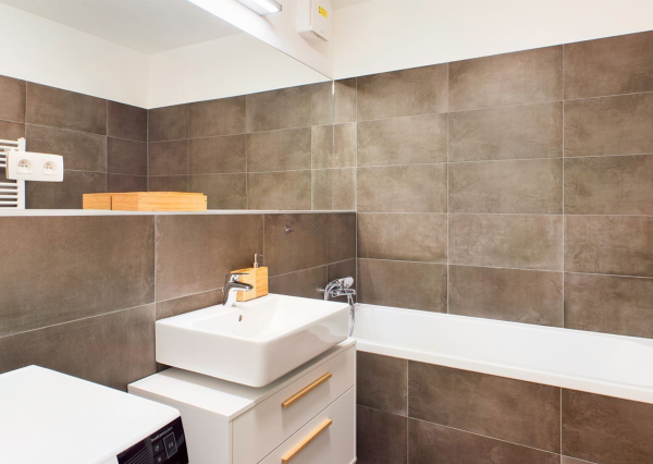 Prenajímame priestranný byt na Seberíniho ulici s parkovacím miestom v garáži