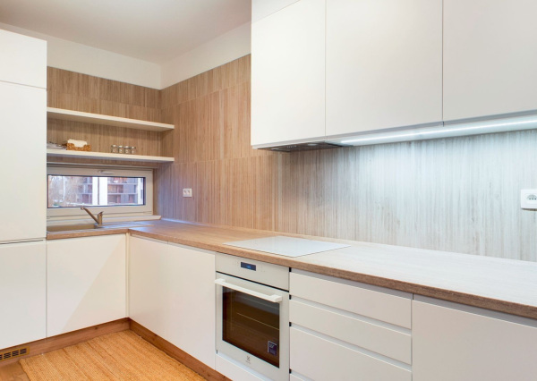 Prenajímame priestranný byt na Seberíniho ulici s parkovacím miestom v garáži