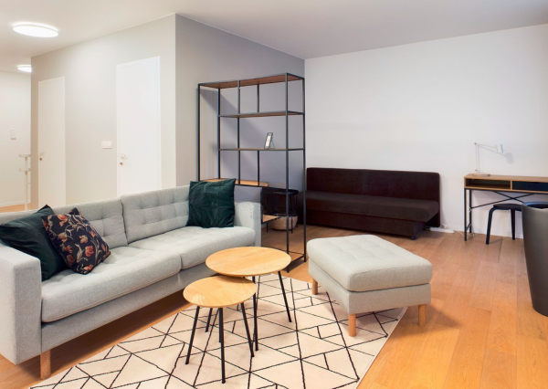 Prenajímame priestranný byt na Seberíniho ulici s parkovacím miestom v garáži