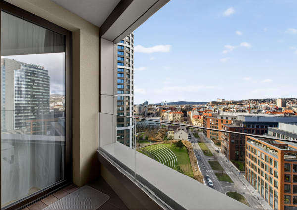 Predávame 2. izbový byt v projekte SKY PARK na 11. podlaží so západnou orientáciou a výhľadmi na hrad