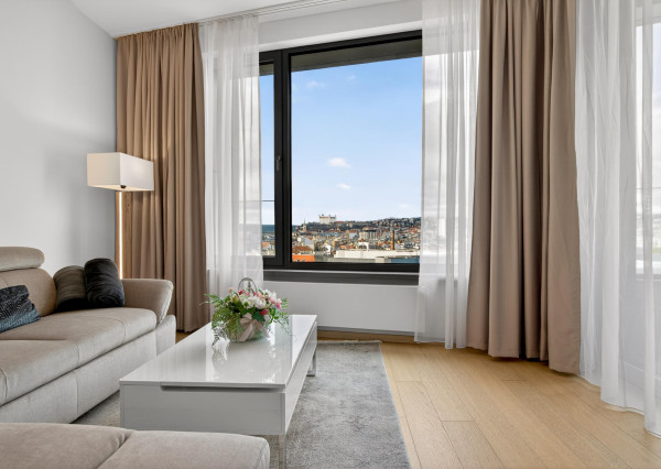 Predávame 2. izbový byt v projekte SKY PARK na 11. podlaží so západnou orientáciou a výhľadmi na hrad