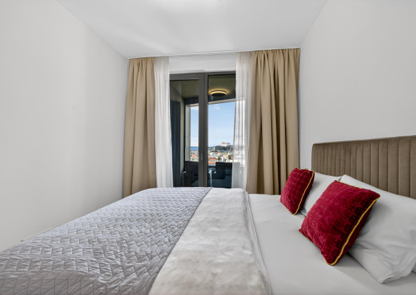 Predávame 2. izbový byt v projekte SKY PARK na 11. podlaží so západnou orientáciou a výhľadmi na hrad