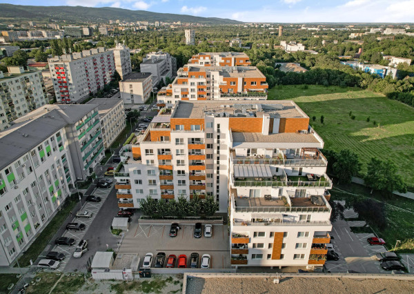 REZERVOVANÉ - Predávame 3. izbový byt s parkovacím státím v projekte NOBELOVA