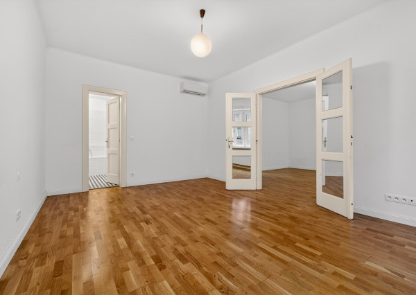 Predávame rekonštruovaný 3-izbový byt s lodžiou v obľúbenej lokalite Starého mesta, Belopotockého ul.