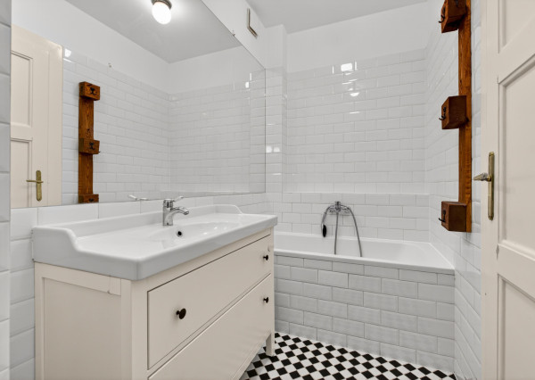 Predávame rekonštruovaný 3-izbový byt s lodžiou v obľúbenej lokalite Starého mesta, Belopotockého ul.