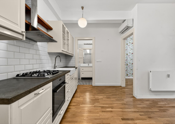 Predávame rekonštruovaný 3-izbový byt s lodžiou v obľúbenej lokalite Starého mesta, Belopotockého ul.