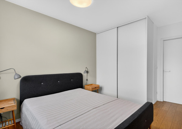 Prenajímame priestranný byt na Seberíniho ulici s parkovacím miestom v garáži