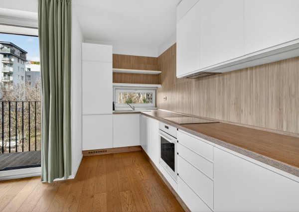 Prenajímame priestranný byt na Seberíniho ulici s parkovacím miestom v garáži