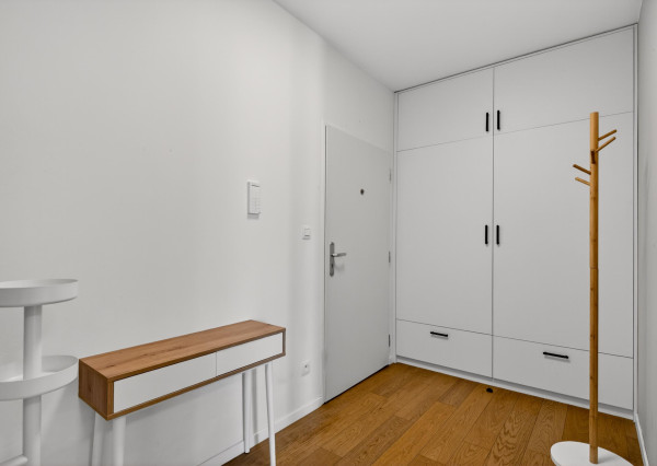 Prenajímame priestranný byt na Seberíniho ulici s parkovacím miestom v garáži