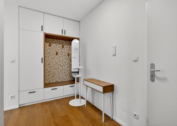 Prenajímame priestranný byt na Seberíniho ulici s parkovacím miestom v garáži