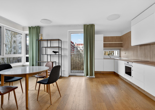 Prenajímame priestranný byt na Seberíniho ulici s parkovacím miestom v garáži