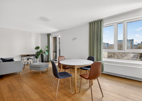 Prenajímame priestranný byt na Seberíniho ulici s parkovacím miestom v garáži