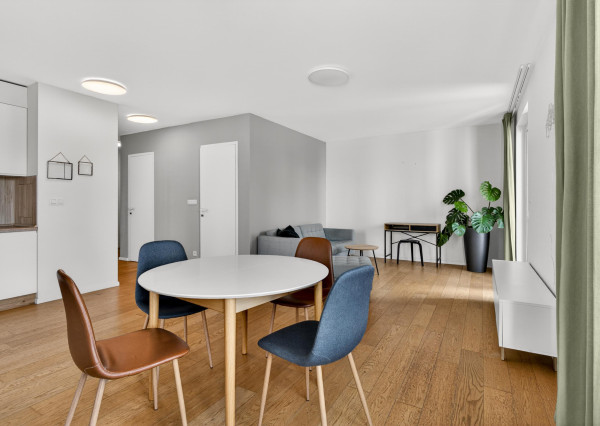 Prenajímame priestranný byt na Seberíniho ulici s parkovacím miestom v garáži