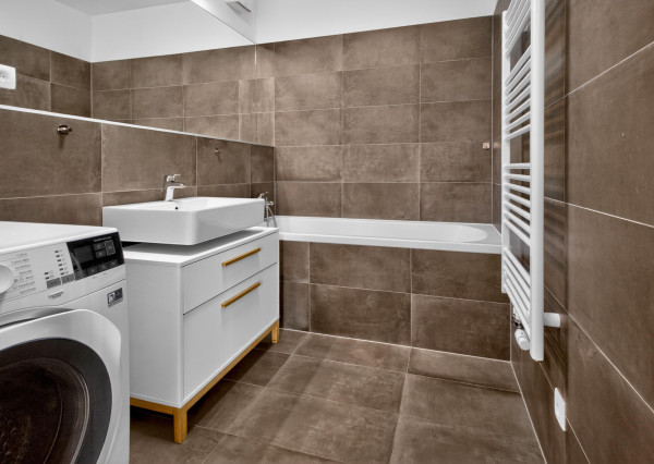 Prenajímame priestranný byt na Seberíniho ulici s parkovacím miestom v garáži