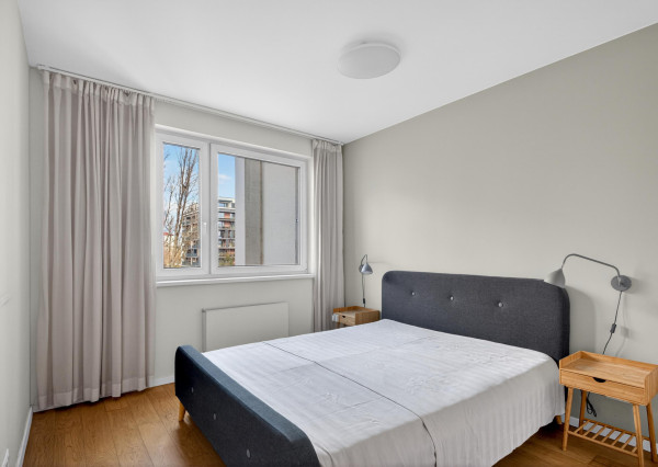 Prenajímame priestranný byt na Seberíniho ulici s parkovacím miestom v garáži