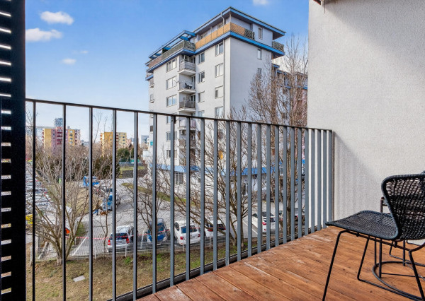 Prenajímame priestranný byt na Seberíniho ulici s parkovacím miestom v garáži