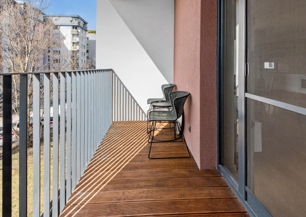 Prenajímame priestranný byt na Seberíniho ulici s parkovacím miestom v garáži