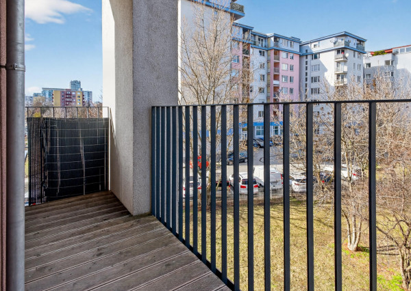 Prenajímame priestranný byt na Seberíniho ulici s parkovacím miestom v garáži