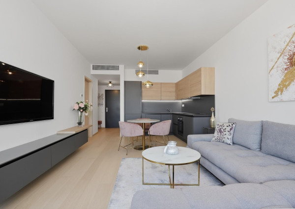 Predávame dizajnový 2i byt s výhľadom na hrad a panoramu Starého mesta, VEŽA 1 SKY PARK