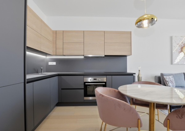 Predávame dizajnový 2i byt s výhľadom na hrad a panoramu Starého mesta, VEŽA 1 SKY PARK