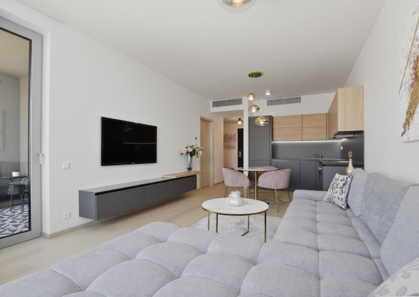 Predávame dizajnový 2i byt s výhľadom na hrad a panoramu Starého mesta, VEŽA 1 SKY PARK