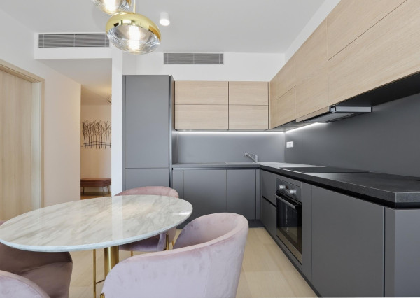 Predávame dizajnový 2i byt s výhľadom na hrad a panoramu Starého mesta, VEŽA 1 SKY PARK