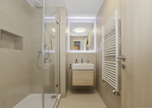 Predávame dizajnový 2i byt s výhľadom na hrad a panoramu Starého mesta, VEŽA 1 SKY PARK