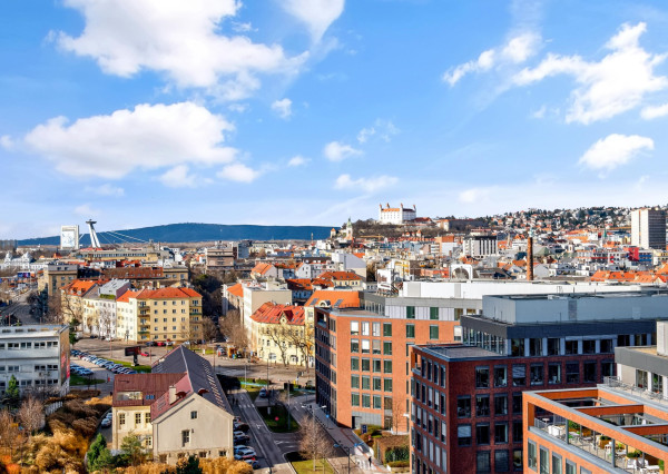 Predávame dizajnový 2i byt s výhľadom na hrad a panoramu Starého mesta, VEŽA 1 SKY PARK