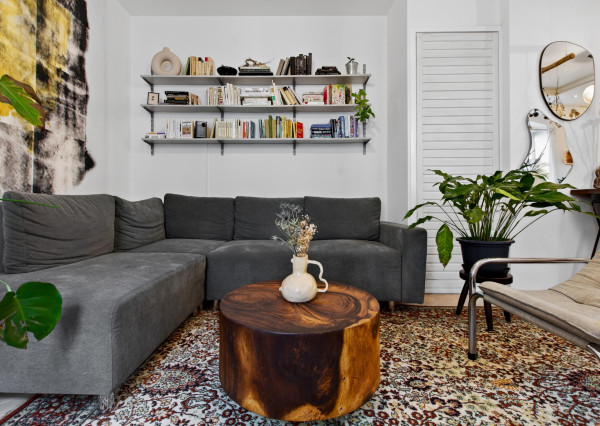 Predávame 2,5-izbový byt po kompletnej rekonštrukcii v Starom meste orientovaný do vnútrobloku s možnosťou parkovania