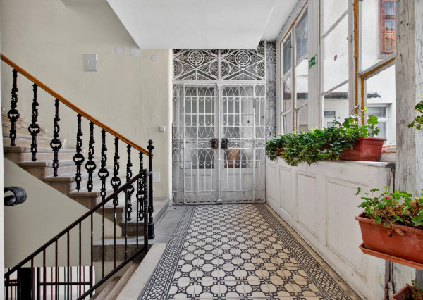 Predávame 2,5-izbový byt po kompletnej rekonštrukcii v Starom meste orientovaný do vnútrobloku s možnosťou parkovania