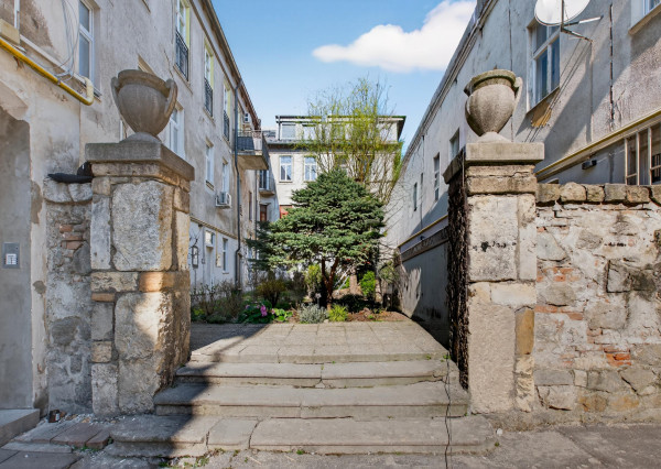 Predávame 2,5-izbový byt po kompletnej rekonštrukcii v Starom meste orientovaný do vnútrobloku s možnosťou parkovania