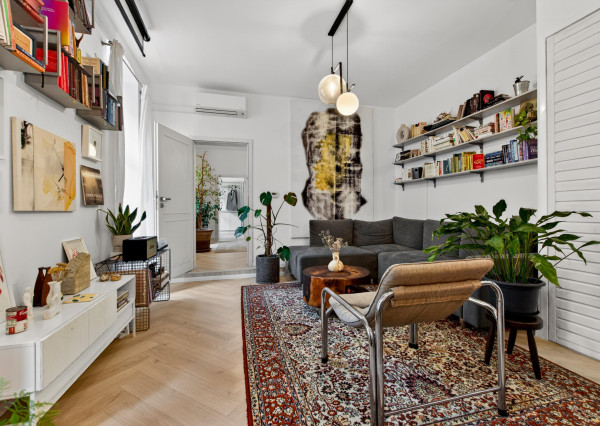 Predávame 2,5-izbový byt po kompletnej rekonštrukcii v Starom meste orientovaný do vnútrobloku s možnosťou parkovania