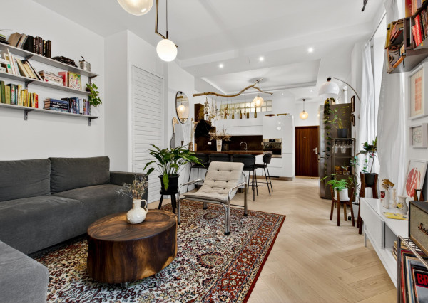 Predávame 2,5-izbový byt po kompletnej rekonštrukcii v Starom meste orientovaný do vnútrobloku s možnosťou parkovania