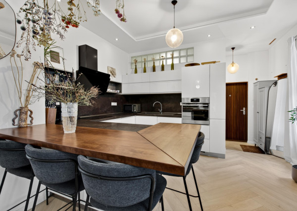 Predávame 2,5-izbový byt po kompletnej rekonštrukcii v Starom meste orientovaný do vnútrobloku s možnosťou parkovania