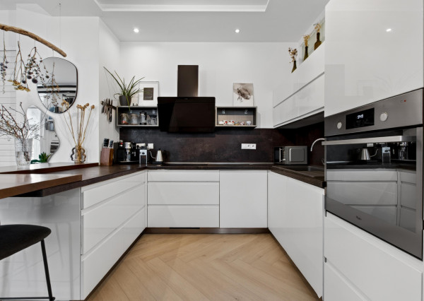 Predávame 2,5-izbový byt po kompletnej rekonštrukcii v Starom meste orientovaný do vnútrobloku s možnosťou parkovania