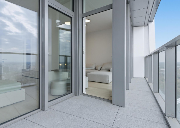 Prenajímame dizajnový 2-izbový byt na 35.poschodí v EUROVEA TOWER