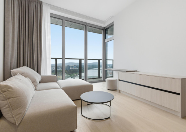 Prenajímame dizajnový 2-izbový byt na 35.poschodí v EUROVEA TOWER