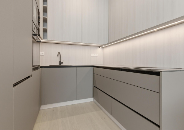 Prenajímame dizajnový 2-izbový byt na 35.poschodí v EUROVEA TOWER