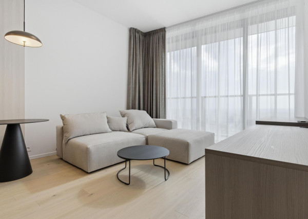 Prenajímame dizajnový 2-izbový byt na 35.poschodí v EUROVEA TOWER