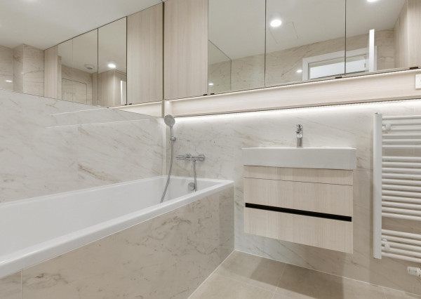 Prenajímame dizajnový 2-izbový byt na 35.poschodí v EUROVEA TOWER