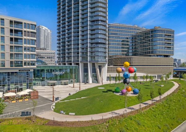 Prenajímame dizajnový 2-izbový byt na 35.poschodí v EUROVEA TOWER